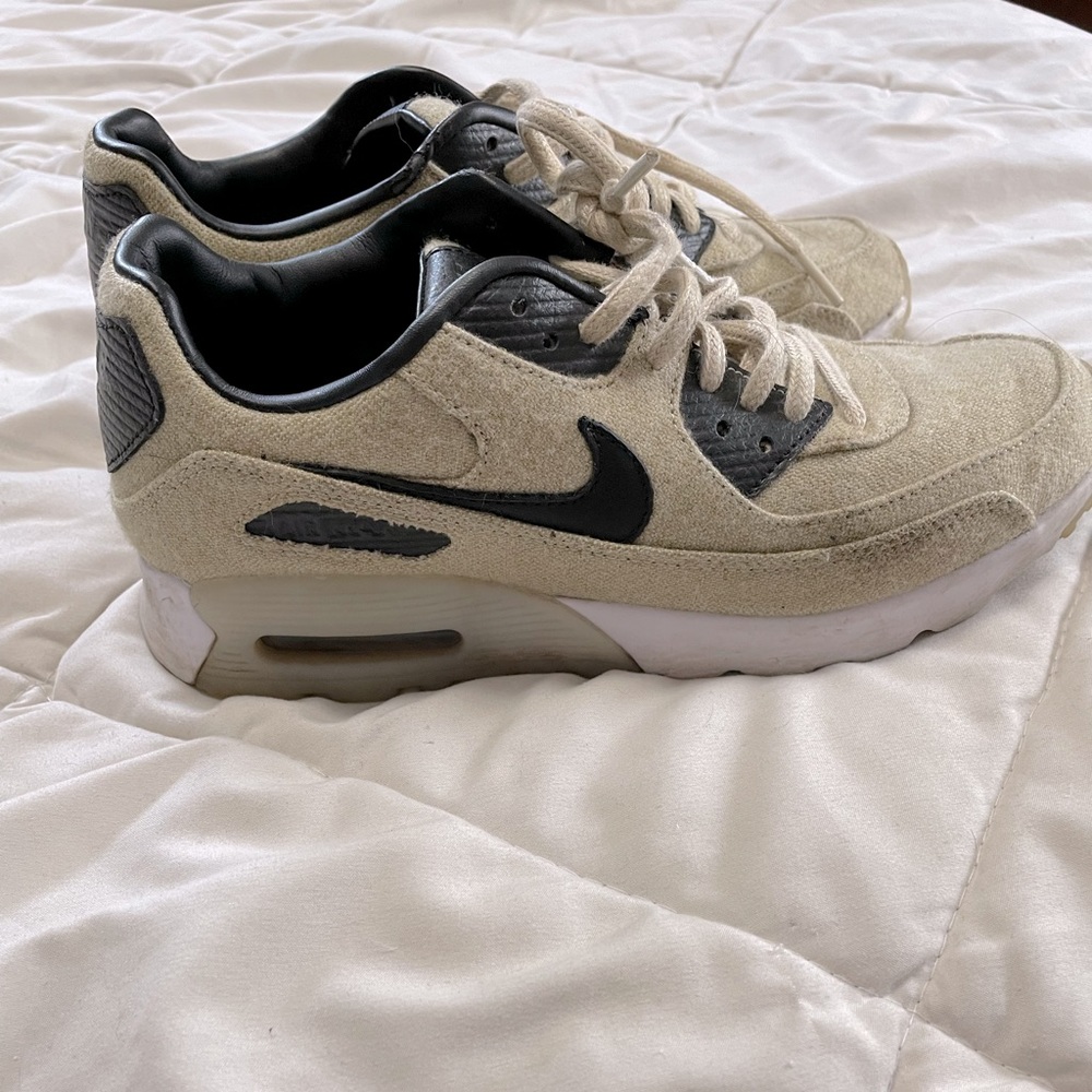 Nike Air, beige and black shoes. Size 7.5 Womans